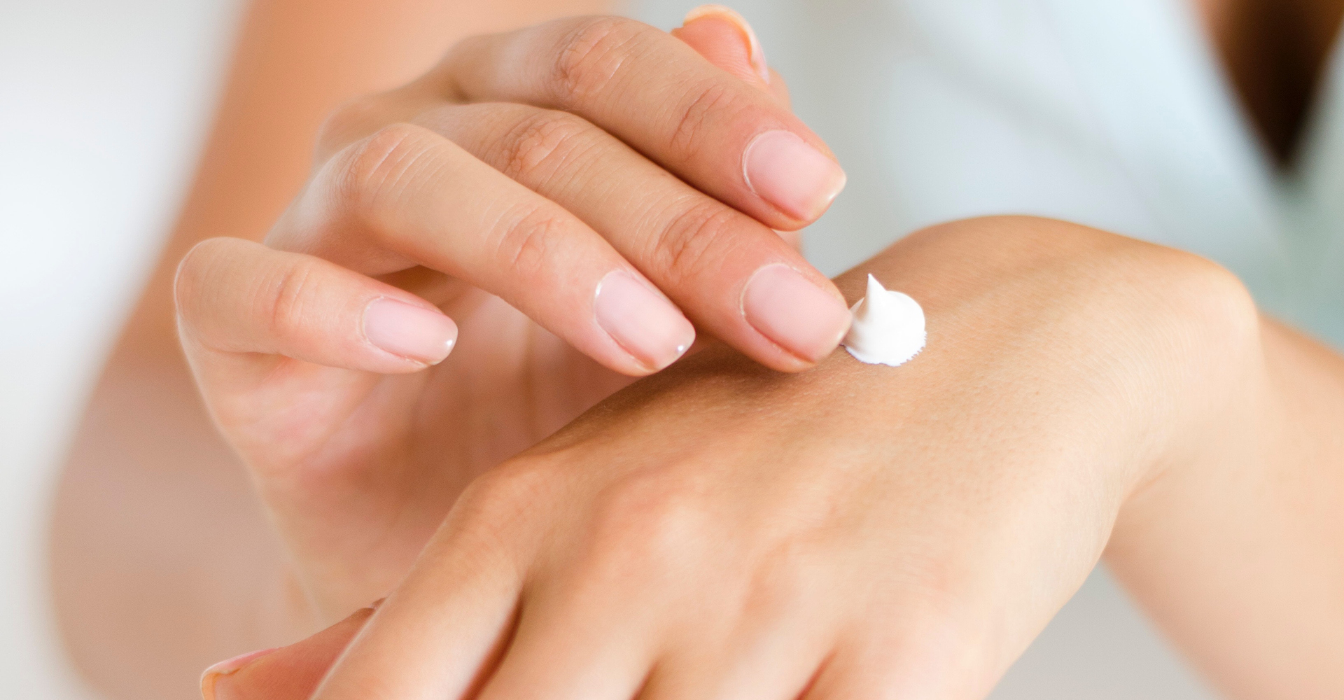 Immagine mani che si spalmano la crema 